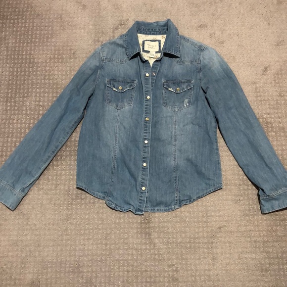 Forever 21 Tops - M Forever 21 jean button down shirt